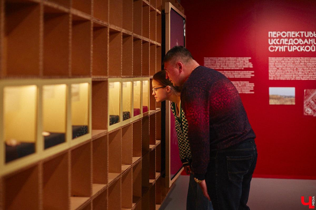 Юбилей Суздаля сейчас чуть ли не тема № 1 в культурной жизни страны. Город преображается и ждет толпу туристов в 2024 году. А вы знали, что с высоты он совсем другой, нежели с земли? Открыть его с иного ракурса можно в обновленном кинозале «Палат», где стартует показ VR-фильмов про Жемчужину Золотого кольца. Кстати, музейный комплекс приготовил для гостей и другие приятности!