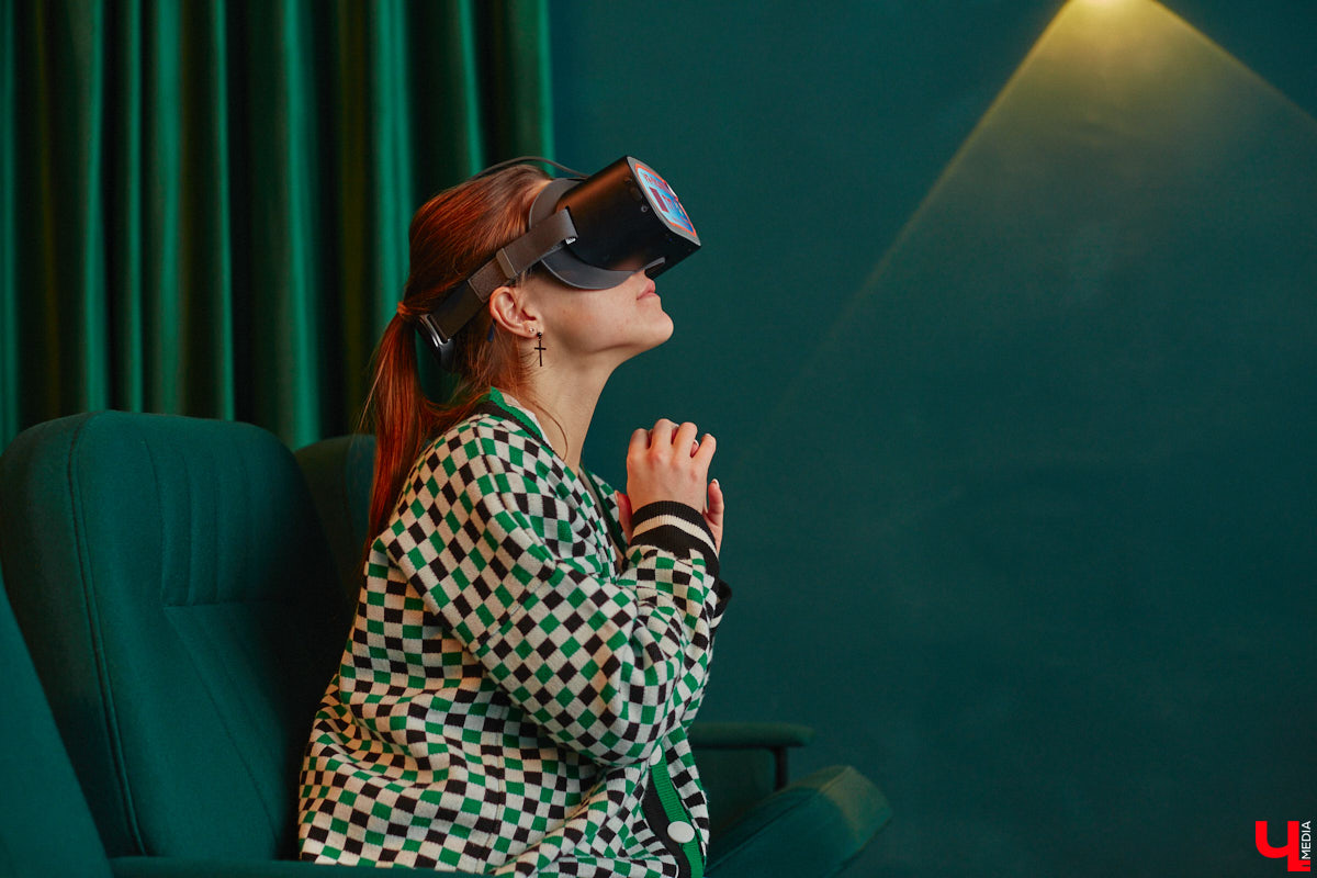 Юбилей Суздаля сейчас чуть ли не тема № 1 в культурной жизни страны. Город преображается и ждет толпу туристов в 2024 году. А вы знали, что с высоты он совсем другой, нежели с земли? Открыть его с иного ракурса можно в обновленном кинозале «Палат», где стартует показ VR-фильмов про Жемчужину Золотого кольца. Кстати, музейный комплекс приготовил для гостей и другие приятности!