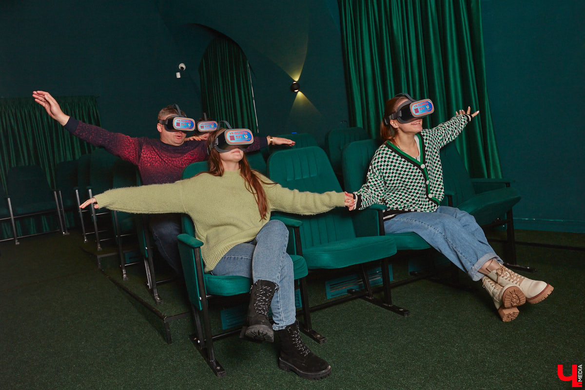 Юбилей Суздаля сейчас чуть ли не тема № 1 в культурной жизни страны. Город преображается и ждет толпу туристов в 2024 году. А вы знали, что с высоты он совсем другой, нежели с земли? Открыть его с иного ракурса можно в обновленном кинозале «Палат», где стартует показ VR-фильмов про Жемчужину Золотого кольца. Кстати, музейный комплекс приготовил для гостей и другие приятности!