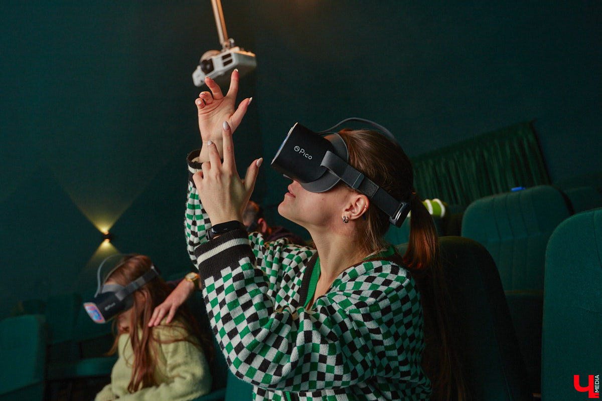 Юбилей Суздаля сейчас чуть ли не тема № 1 в культурной жизни страны. Город преображается и ждет толпу туристов в 2024 году. А вы знали, что с высоты он совсем другой, нежели с земли? Открыть его с иного ракурса можно в обновленном кинозале «Палат», где стартует показ VR-фильмов про Жемчужину Золотого кольца. Кстати, музейный комплекс приготовил для гостей и другие приятности!