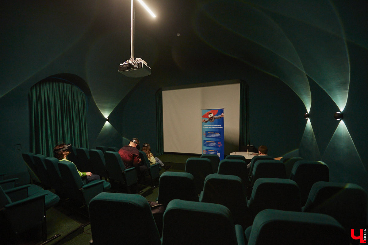 Юбилей Суздаля сейчас чуть ли не тема № 1 в культурной жизни страны. Город преображается и ждет толпу туристов в 2024 году. А вы знали, что с высоты он совсем другой, нежели с земли? Открыть его с иного ракурса можно в обновленном кинозале «Палат», где стартует показ VR-фильмов про Жемчужину Золотого кольца. Кстати, музейный комплекс приготовил для гостей и другие приятности!