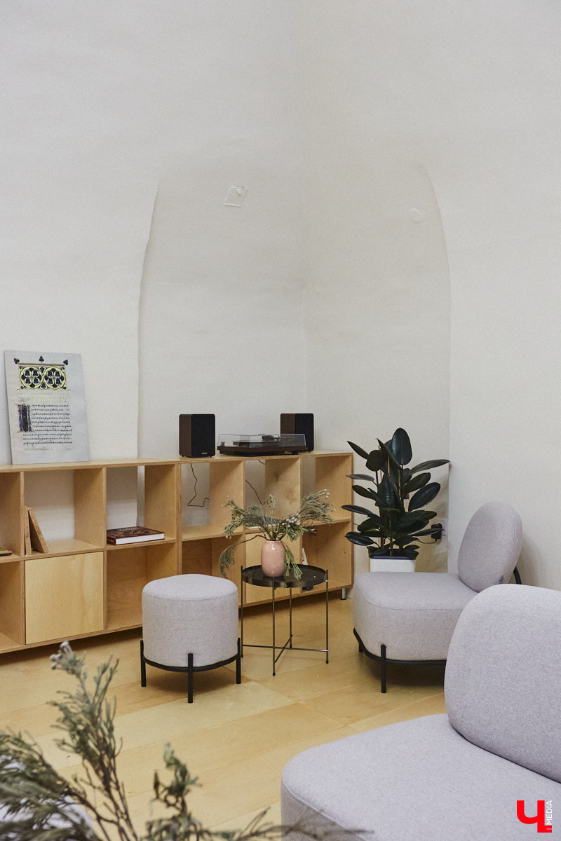 Юбилей Суздаля сейчас чуть ли не тема № 1 в культурной жизни страны. Город преображается и ждет толпу туристов в 2024 году. А вы знали, что с высоты он совсем другой, нежели с земли? Открыть его с иного ракурса можно в обновленном кинозале «Палат», где стартует показ VR-фильмов про Жемчужину Золотого кольца. Кстати, музейный комплекс приготовил для гостей и другие приятности!