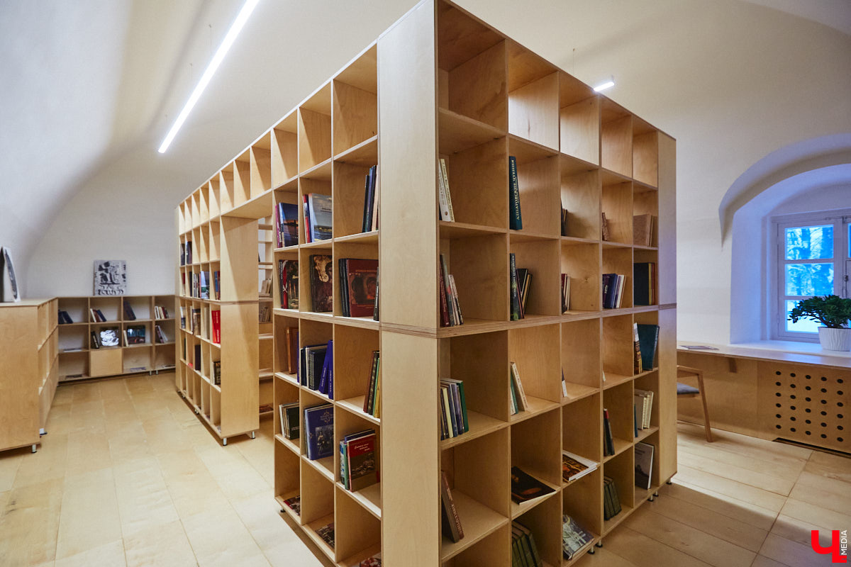 Юбилей Суздаля сейчас чуть ли не тема № 1 в культурной жизни страны. Город преображается и ждет толпу туристов в 2024 году. А вы знали, что с высоты он совсем другой, нежели с земли? Открыть его с иного ракурса можно в обновленном кинозале «Палат», где стартует показ VR-фильмов про Жемчужину Золотого кольца. Кстати, музейный комплекс приготовил для гостей и другие приятности!