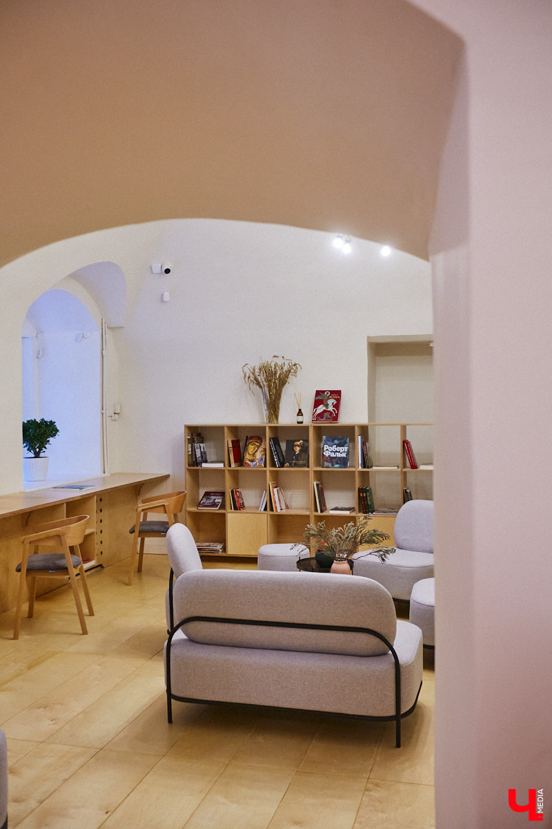 Юбилей Суздаля сейчас чуть ли не тема № 1 в культурной жизни страны. Город преображается и ждет толпу туристов в 2024 году. А вы знали, что с высоты он совсем другой, нежели с земли? Открыть его с иного ракурса можно в обновленном кинозале «Палат», где стартует показ VR-фильмов про Жемчужину Золотого кольца. Кстати, музейный комплекс приготовил для гостей и другие приятности!