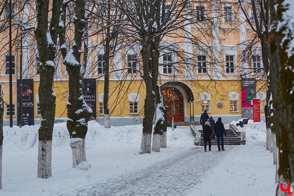 Юбилей Суздаля сейчас чуть ли не тема № 1 в культурной жизни страны. Город преображается и ждет толпу туристов в 2024 году. А вы знали, что с высоты он совсем другой, нежели с земли? Открыть его с иного ракурса можно в обновленном кинозале «Палат», где стартует показ VR-фильмов про Жемчужину Золотого кольца. Кстати, музейный комплекс приготовил для гостей и другие приятности!