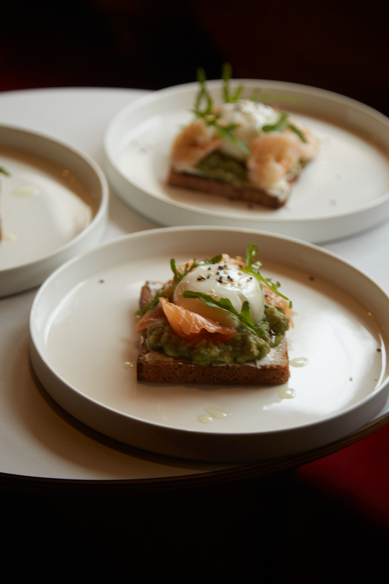 Классические десерты уступают место кулинарным шедеврам с более изысканными вкусовыми сочетаниями и ярким визуалом. Даже обычные эклеры можно превратить в чистую эстетику, в чем «Ключ-Медиа» убедился лично, заодно утвердившись во мнении, что у некоторых витрин можно простоять часами.