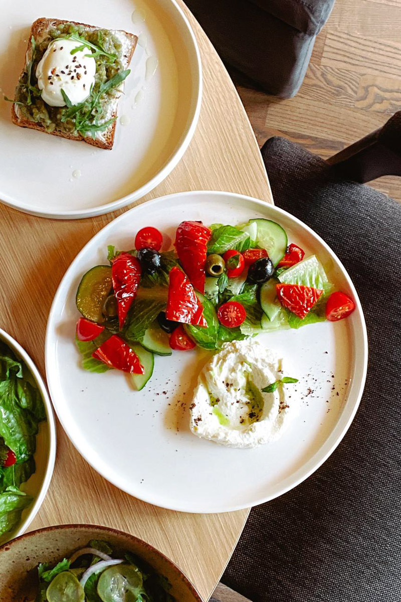 Классические десерты уступают место кулинарным шедеврам с более изысканными вкусовыми сочетаниями и ярким визуалом. Даже обычные эклеры можно превратить в чистую эстетику, в чем «Ключ-Медиа» убедился лично, заодно утвердившись во мнении, что у некоторых витрин можно простоять часами.