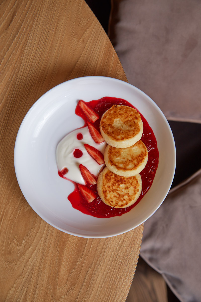 Классические десерты уступают место кулинарным шедеврам с более изысканными вкусовыми сочетаниями и ярким визуалом. Даже обычные эклеры можно превратить в чистую эстетику, в чем «Ключ-Медиа» убедился лично, заодно утвердившись во мнении, что у некоторых витрин можно простоять часами.