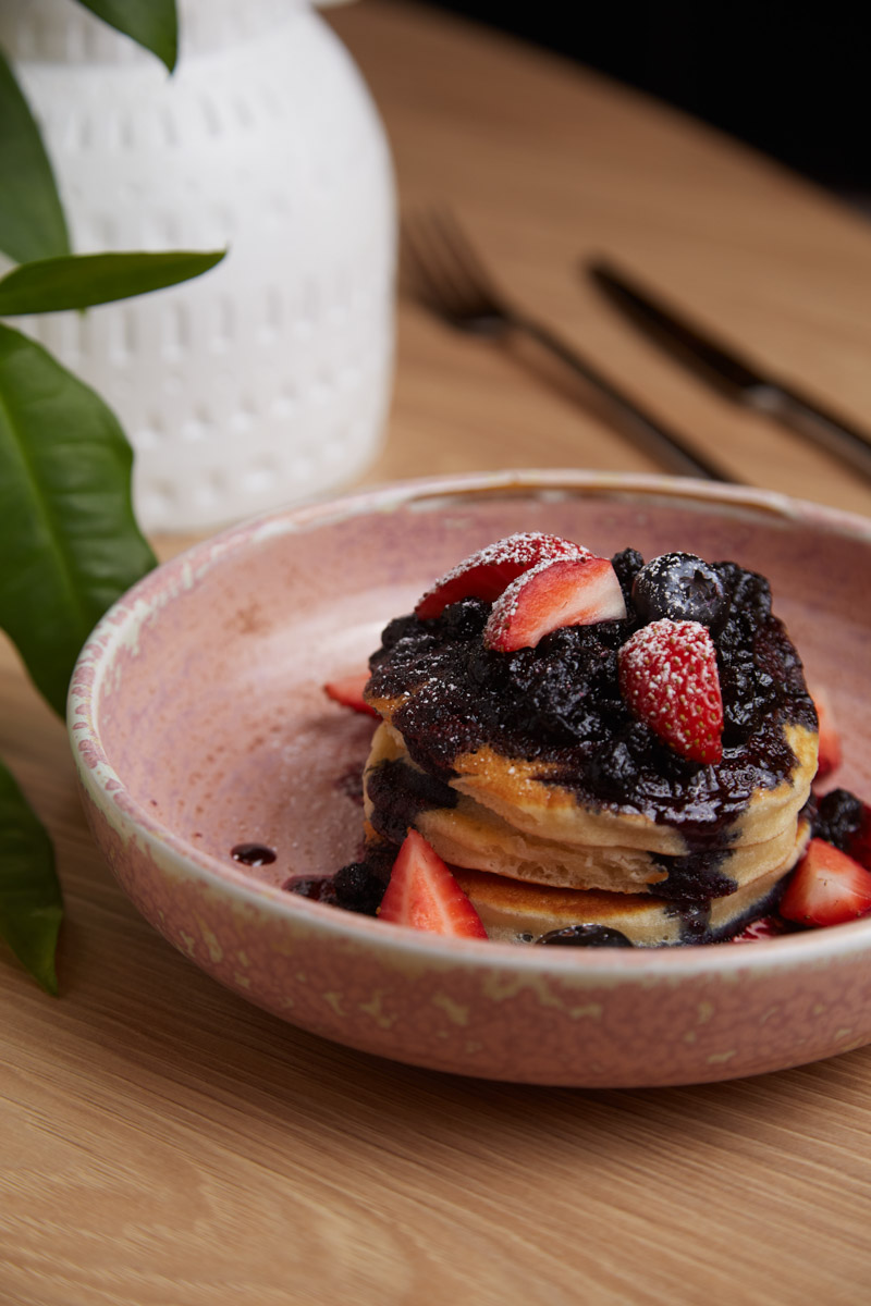 Классические десерты уступают место кулинарным шедеврам с более изысканными вкусовыми сочетаниями и ярким визуалом. Даже обычные эклеры можно превратить в чистую эстетику, в чем «Ключ-Медиа» убедился лично, заодно утвердившись во мнении, что у некоторых витрин можно простоять часами.