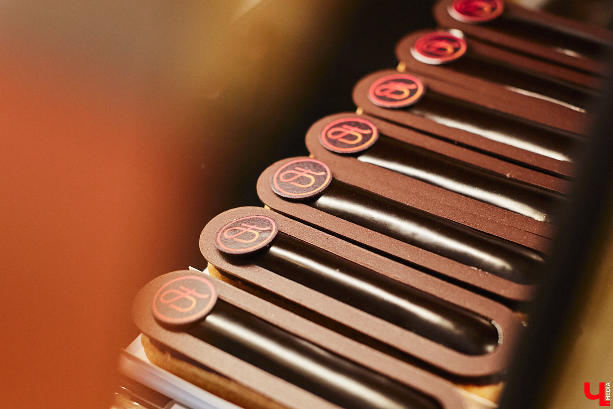 Классические десерты уступают место кулинарным шедеврам с более изысканными вкусовыми сочетаниями и ярким визуалом. Даже обычные эклеры можно превратить в чистую эстетику, в чем «Ключ-Медиа» убедился лично, заодно утвердившись во мнении, что у некоторых витрин можно простоять часами.