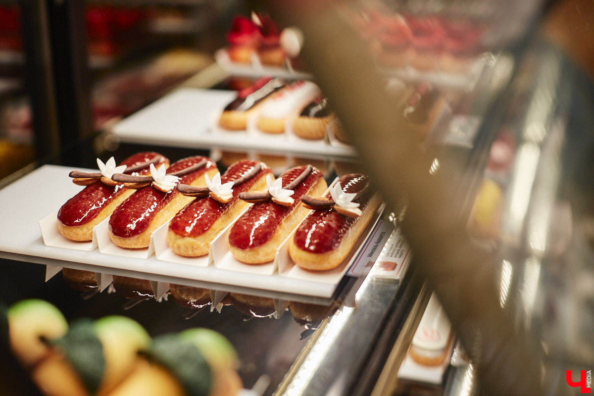 Классические десерты уступают место кулинарным шедеврам с более изысканными вкусовыми сочетаниями и ярким визуалом. Даже обычные эклеры можно превратить в чистую эстетику, в чем «Ключ-Медиа» убедился лично, заодно утвердившись во мнении, что у некоторых витрин можно простоять часами.