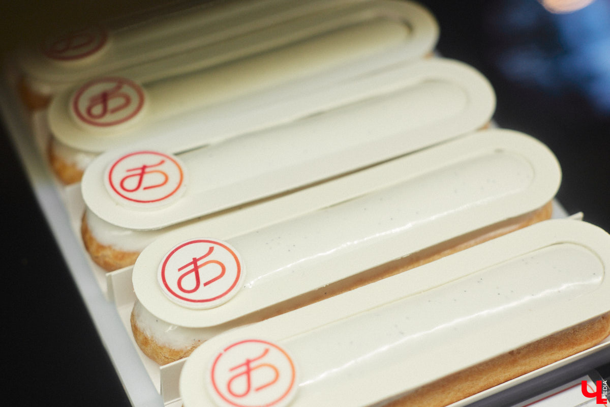 Классические десерты уступают место кулинарным шедеврам с более изысканными вкусовыми сочетаниями и ярким визуалом. Даже обычные эклеры можно превратить в чистую эстетику, в чем «Ключ-Медиа» убедился лично, заодно утвердившись во мнении, что у некоторых витрин можно простоять часами.