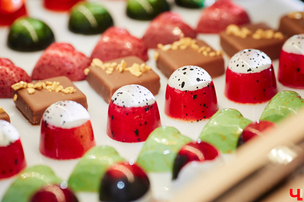 Классические десерты уступают место кулинарным шедеврам с более изысканными вкусовыми сочетаниями и ярким визуалом. Даже обычные эклеры можно превратить в чистую эстетику, в чем «Ключ-Медиа» убедился лично, заодно утвердившись во мнении, что у некоторых витрин можно простоять часами.