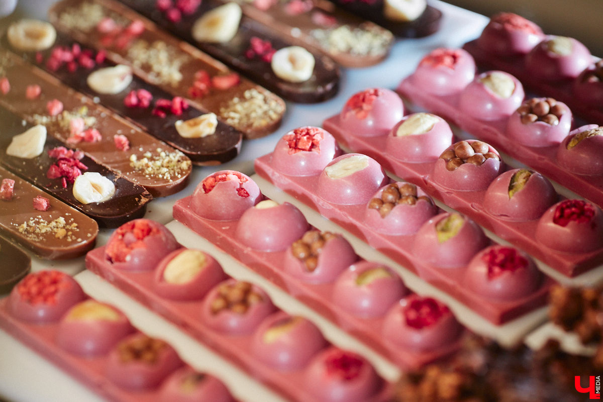 Классические десерты уступают место кулинарным шедеврам с более изысканными вкусовыми сочетаниями и ярким визуалом. Даже обычные эклеры можно превратить в чистую эстетику, в чем «Ключ-Медиа» убедился лично, заодно утвердившись во мнении, что у некоторых витрин можно простоять часами.