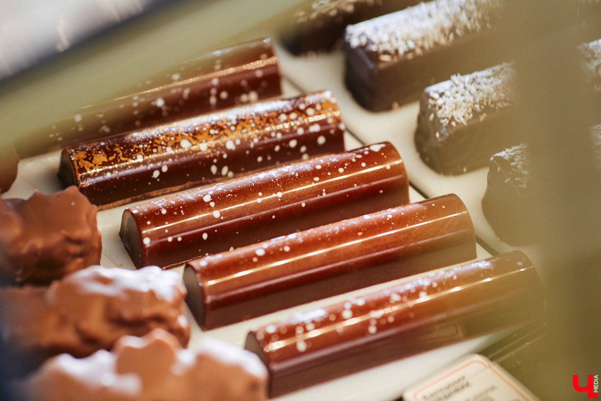 Классические десерты уступают место кулинарным шедеврам с более изысканными вкусовыми сочетаниями и ярким визуалом. Даже обычные эклеры можно превратить в чистую эстетику, в чем «Ключ-Медиа» убедился лично, заодно утвердившись во мнении, что у некоторых витрин можно простоять часами.