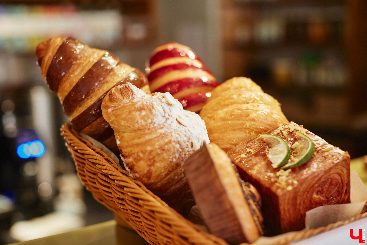 Классические десерты уступают место кулинарным шедеврам с более изысканными вкусовыми сочетаниями и ярким визуалом. Даже обычные эклеры можно превратить в чистую эстетику, в чем «Ключ-Медиа» убедился лично, заодно утвердившись во мнении, что у некоторых витрин можно простоять часами.