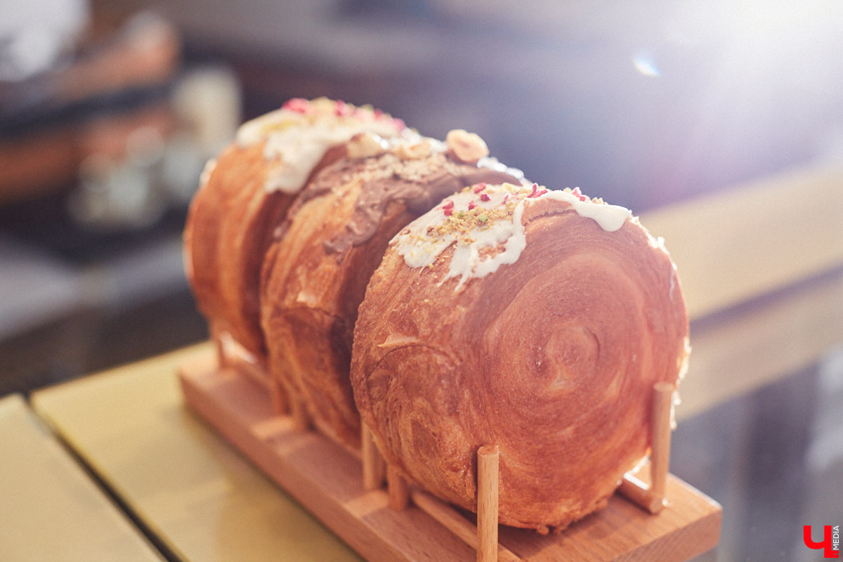Классические десерты уступают место кулинарным шедеврам с более изысканными вкусовыми сочетаниями и ярким визуалом. Даже обычные эклеры можно превратить в чистую эстетику, в чем «Ключ-Медиа» убедился лично, заодно утвердившись во мнении, что у некоторых витрин можно простоять часами.