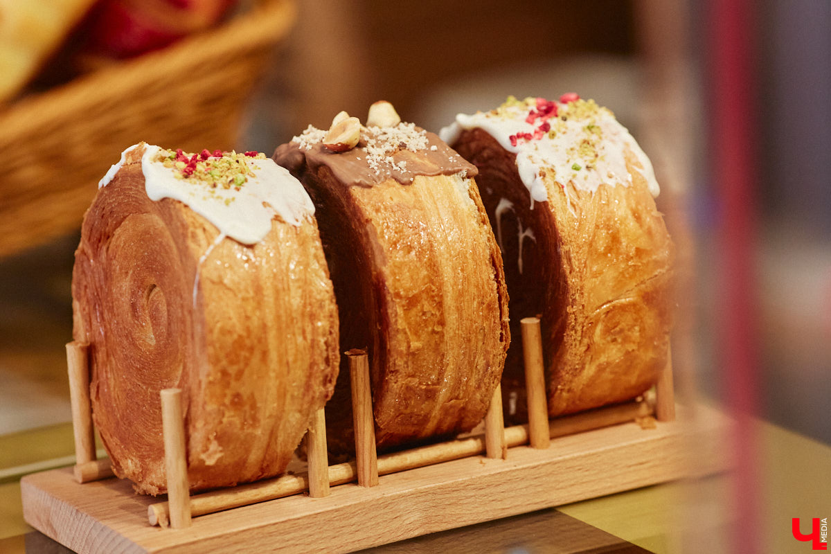 Классические десерты уступают место кулинарным шедеврам с более изысканными вкусовыми сочетаниями и ярким визуалом. Даже обычные эклеры можно превратить в чистую эстетику, в чем «Ключ-Медиа» убедился лично, заодно утвердившись во мнении, что у некоторых витрин можно простоять часами.