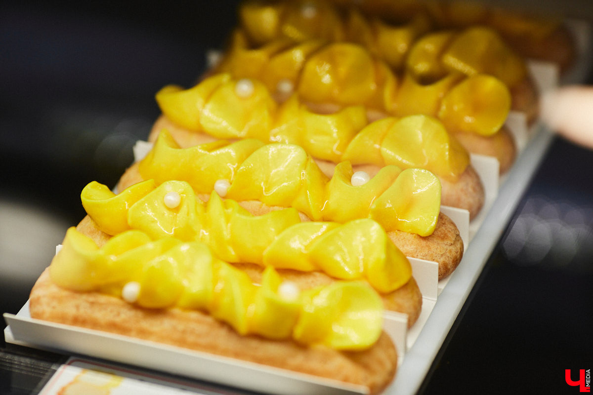 Классические десерты уступают место кулинарным шедеврам с более изысканными вкусовыми сочетаниями и ярким визуалом. Даже обычные эклеры можно превратить в чистую эстетику, в чем «Ключ-Медиа» убедился лично, заодно утвердившись во мнении, что у некоторых витрин можно простоять часами.