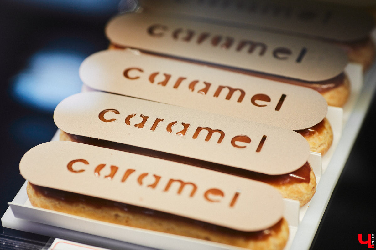 Классические десерты уступают место кулинарным шедеврам с более изысканными вкусовыми сочетаниями и ярким визуалом. Даже обычные эклеры можно превратить в чистую эстетику, в чем «Ключ-Медиа» убедился лично, заодно утвердившись во мнении, что у некоторых витрин можно простоять часами.