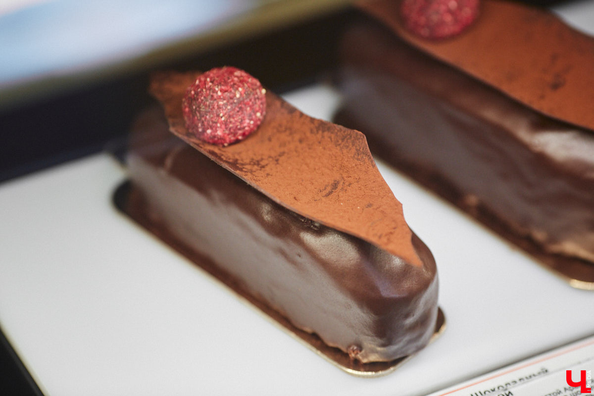 Классические десерты уступают место кулинарным шедеврам с более изысканными вкусовыми сочетаниями и ярким визуалом. Даже обычные эклеры можно превратить в чистую эстетику, в чем «Ключ-Медиа» убедился лично, заодно утвердившись во мнении, что у некоторых витрин можно простоять часами.