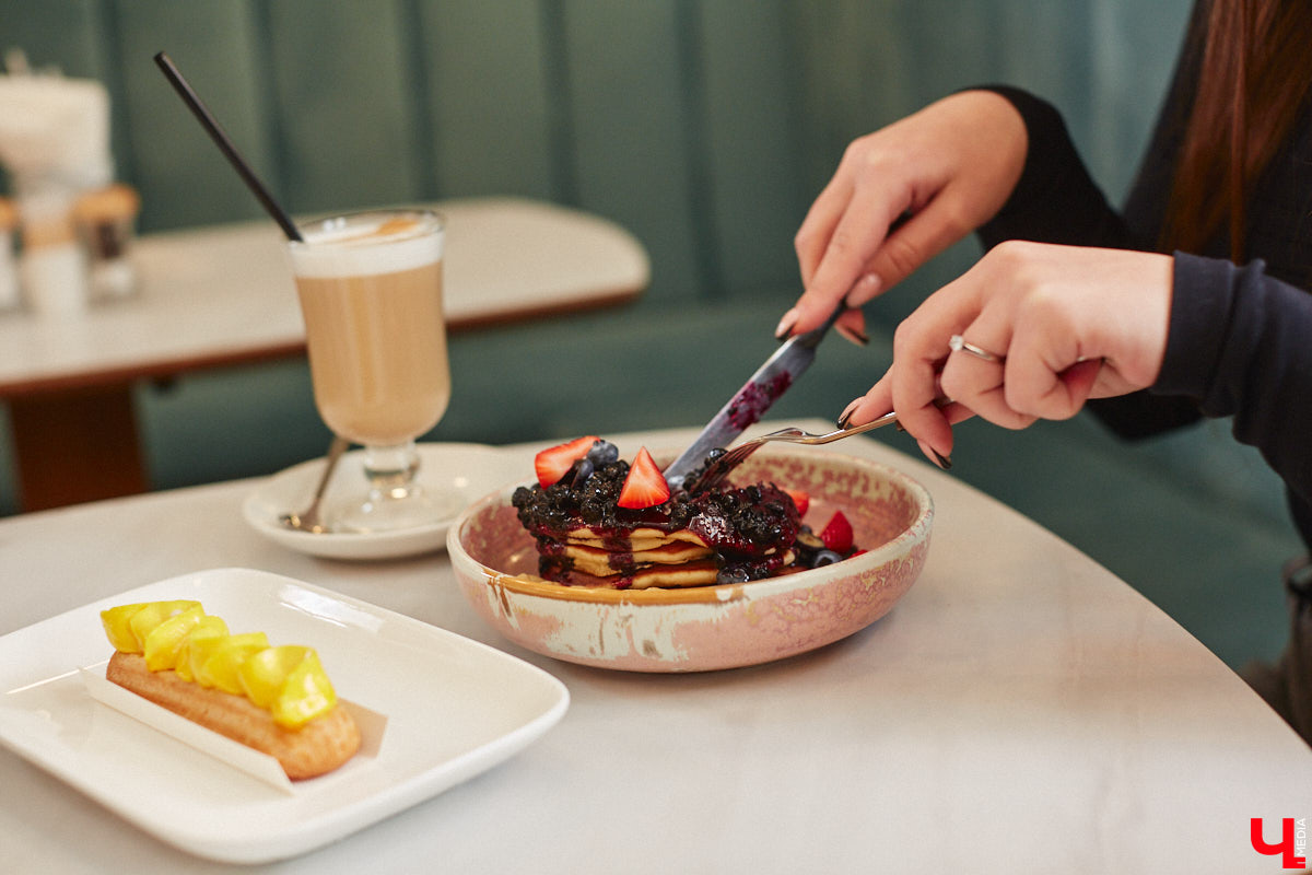 Классические десерты уступают место кулинарным шедеврам с более изысканными вкусовыми сочетаниями и ярким визуалом. Даже обычные эклеры можно превратить в чистую эстетику, в чем «Ключ-Медиа» убедился лично, заодно утвердившись во мнении, что у некоторых витрин можно простоять часами.