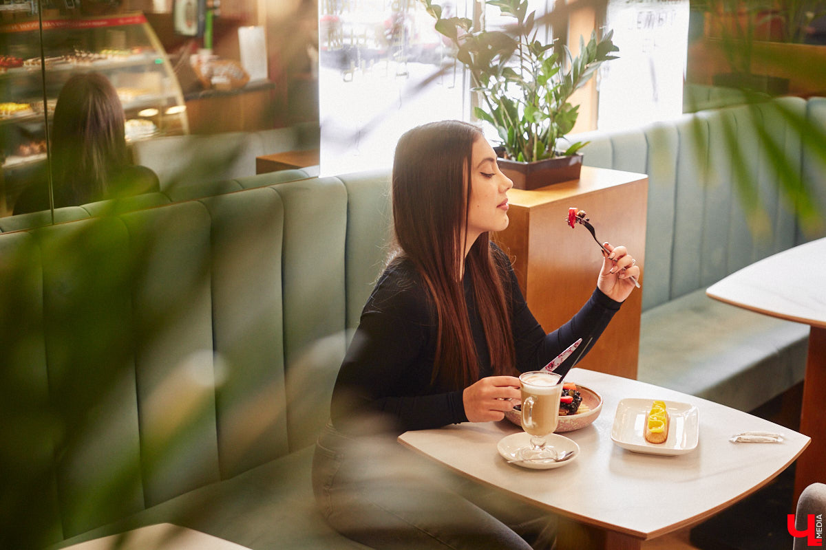 Классические десерты уступают место кулинарным шедеврам с более изысканными вкусовыми сочетаниями и ярким визуалом. Даже обычные эклеры можно превратить в чистую эстетику, в чем «Ключ-Медиа» убедился лично, заодно утвердившись во мнении, что у некоторых витрин можно простоять часами.