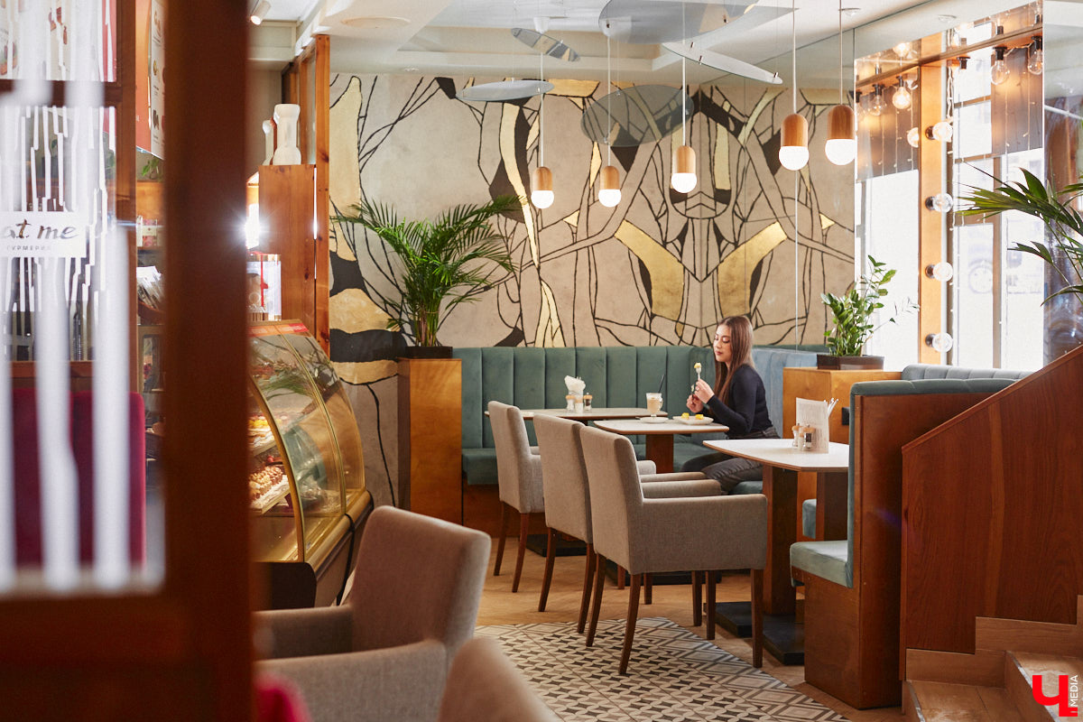 Классические десерты уступают место кулинарным шедеврам с более изысканными вкусовыми сочетаниями и ярким визуалом. Даже обычные эклеры можно превратить в чистую эстетику, в чем «Ключ-Медиа» убедился лично, заодно утвердившись во мнении, что у некоторых витрин можно простоять часами.