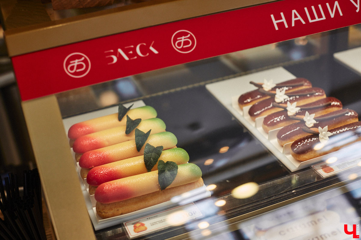 Классические десерты уступают место кулинарным шедеврам с более изысканными вкусовыми сочетаниями и ярким визуалом. Даже обычные эклеры можно превратить в чистую эстетику, в чем «Ключ-Медиа» убедился лично, заодно утвердившись во мнении, что у некоторых витрин можно простоять часами.