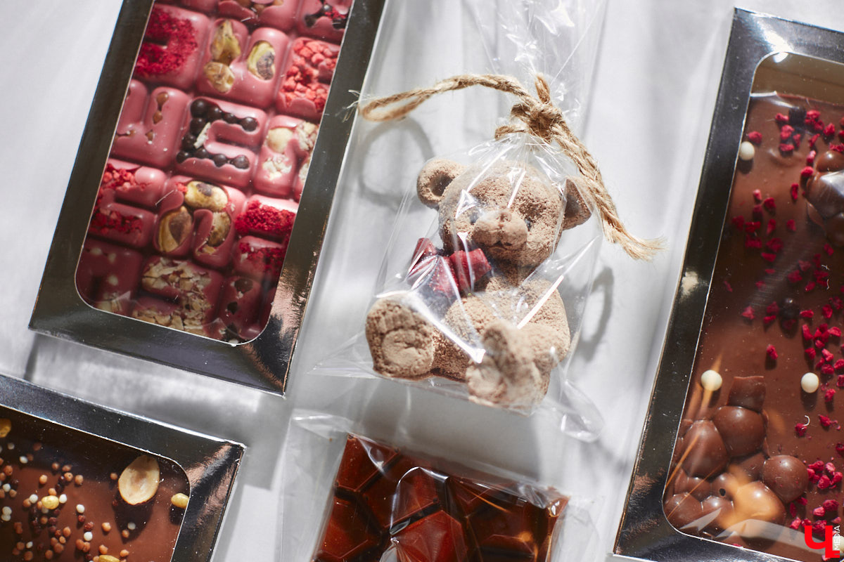 Классические десерты уступают место кулинарным шедеврам с более изысканными вкусовыми сочетаниями и ярким визуалом. Даже обычные эклеры можно превратить в чистую эстетику, в чем «Ключ-Медиа» убедился лично, заодно утвердившись во мнении, что у некоторых витрин можно простоять часами.