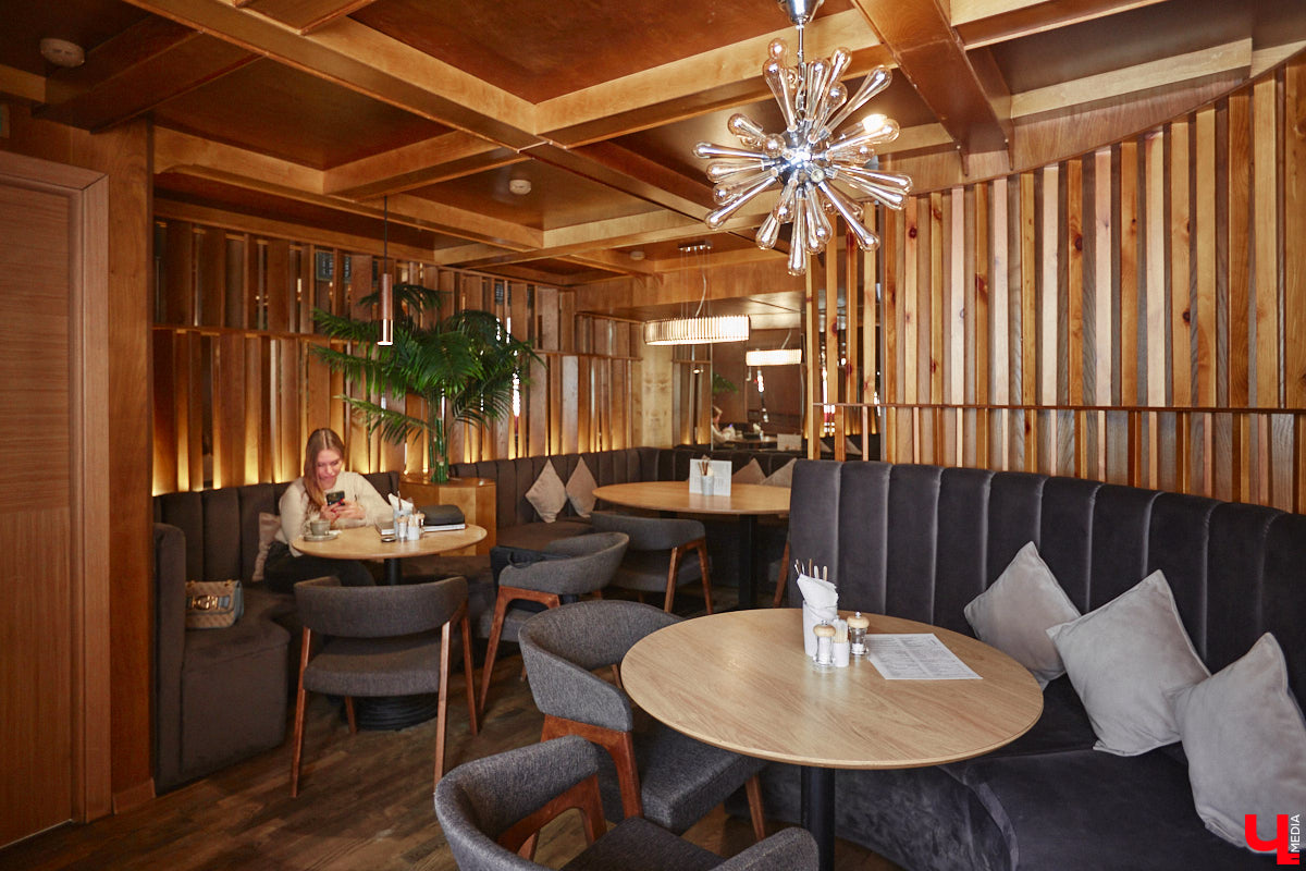 Классические десерты уступают место кулинарным шедеврам с более изысканными вкусовыми сочетаниями и ярким визуалом. Даже обычные эклеры можно превратить в чистую эстетику, в чем «Ключ-Медиа» убедился лично, заодно утвердившись во мнении, что у некоторых витрин можно простоять часами.