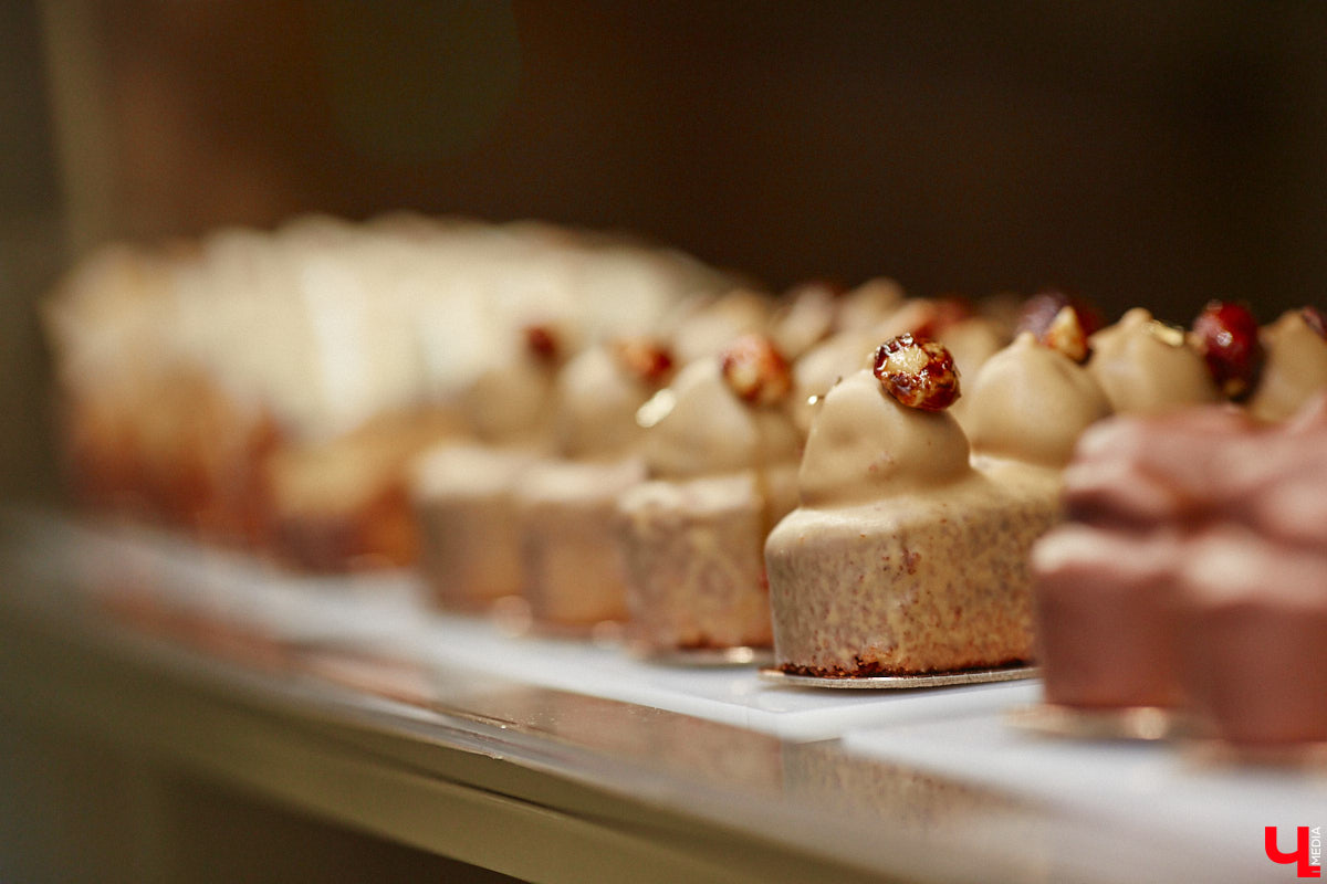 Классические десерты уступают место кулинарным шедеврам с более изысканными вкусовыми сочетаниями и ярким визуалом. Даже обычные эклеры можно превратить в чистую эстетику, в чем «Ключ-Медиа» убедился лично, заодно утвердившись во мнении, что у некоторых витрин можно простоять часами.