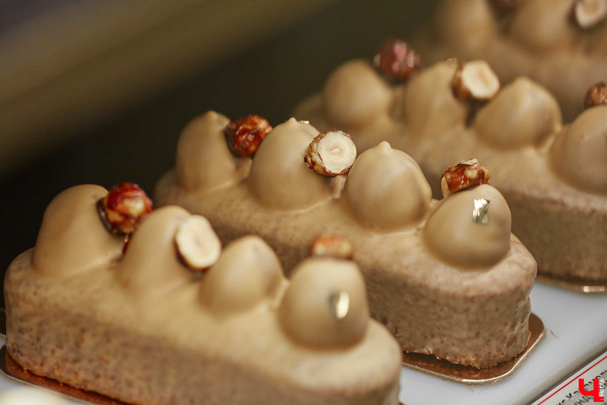 Классические десерты уступают место кулинарным шедеврам с более изысканными вкусовыми сочетаниями и ярким визуалом. Даже обычные эклеры можно превратить в чистую эстетику, в чем «Ключ-Медиа» убедился лично, заодно утвердившись во мнении, что у некоторых витрин можно простоять часами.