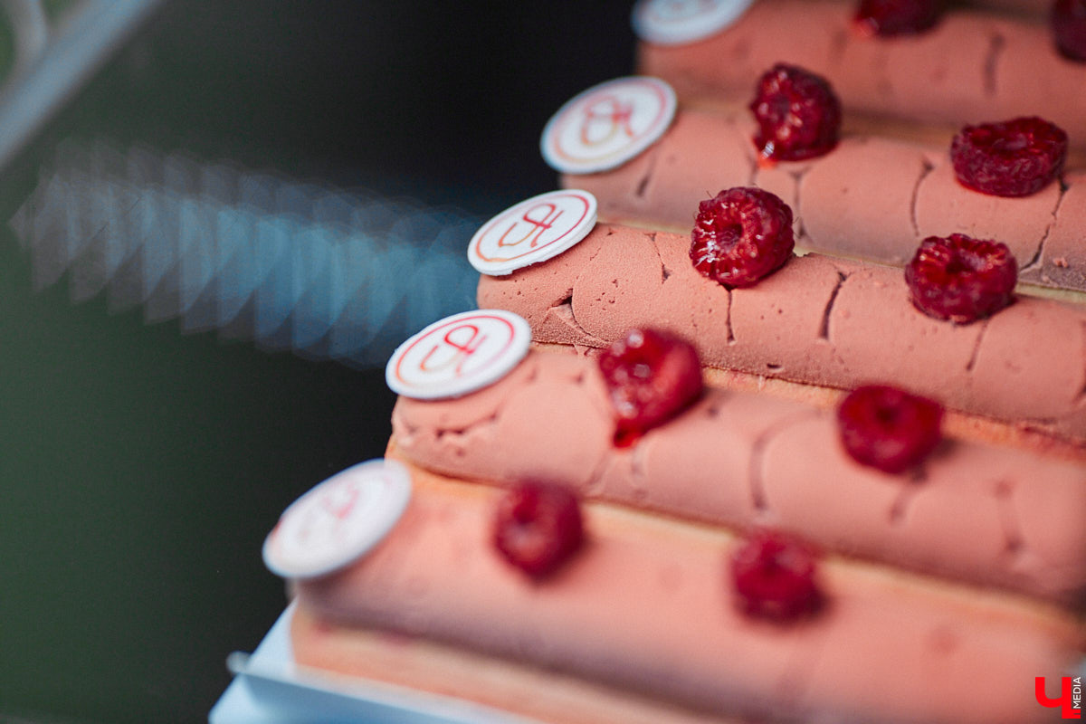 Классические десерты уступают место кулинарным шедеврам с более изысканными вкусовыми сочетаниями и ярким визуалом. Даже обычные эклеры можно превратить в чистую эстетику, в чем «Ключ-Медиа» убедился лично, заодно утвердившись во мнении, что у некоторых витрин можно простоять часами.