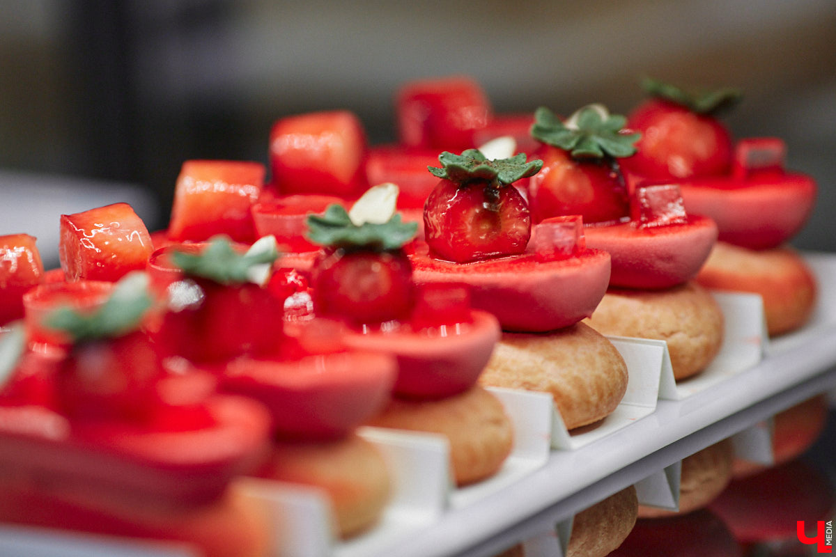 Классические десерты уступают место кулинарным шедеврам с более изысканными вкусовыми сочетаниями и ярким визуалом. Даже обычные эклеры можно превратить в чистую эстетику, в чем «Ключ-Медиа» убедился лично, заодно утвердившись во мнении, что у некоторых витрин можно простоять часами.