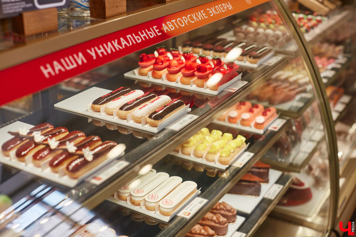 Классические десерты уступают место кулинарным шедеврам с более изысканными вкусовыми сочетаниями и ярким визуалом. Даже обычные эклеры можно превратить в чистую эстетику, в чем «Ключ-Медиа» убедился лично, заодно утвердившись во мнении, что у некоторых витрин можно простоять часами.