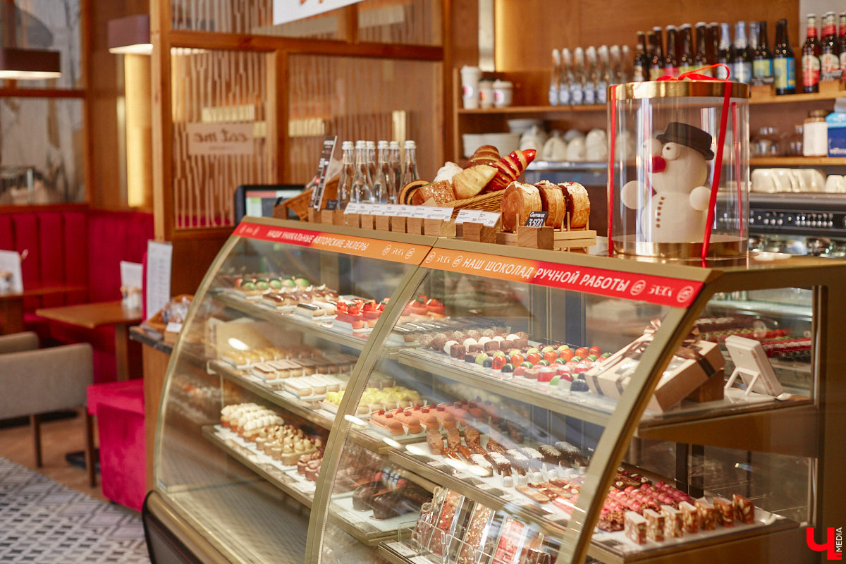 Классические десерты уступают место кулинарным шедеврам с более изысканными вкусовыми сочетаниями и ярким визуалом. Даже обычные эклеры можно превратить в чистую эстетику, в чем «Ключ-Медиа» убедился лично, заодно утвердившись во мнении, что у некоторых витрин можно простоять часами.