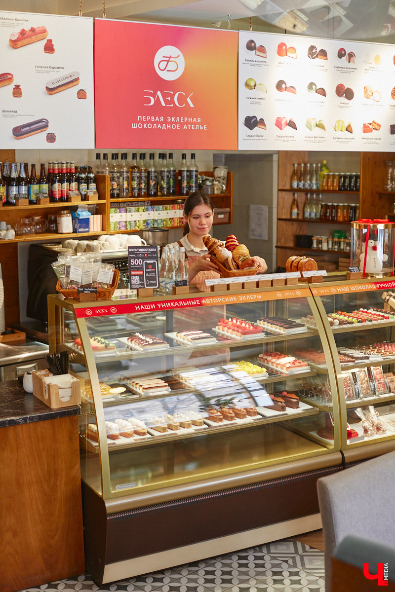 Классические десерты уступают место кулинарным шедеврам с более изысканными вкусовыми сочетаниями и ярким визуалом. Даже обычные эклеры можно превратить в чистую эстетику, в чем «Ключ-Медиа» убедился лично, заодно утвердившись во мнении, что у некоторых витрин можно простоять часами.