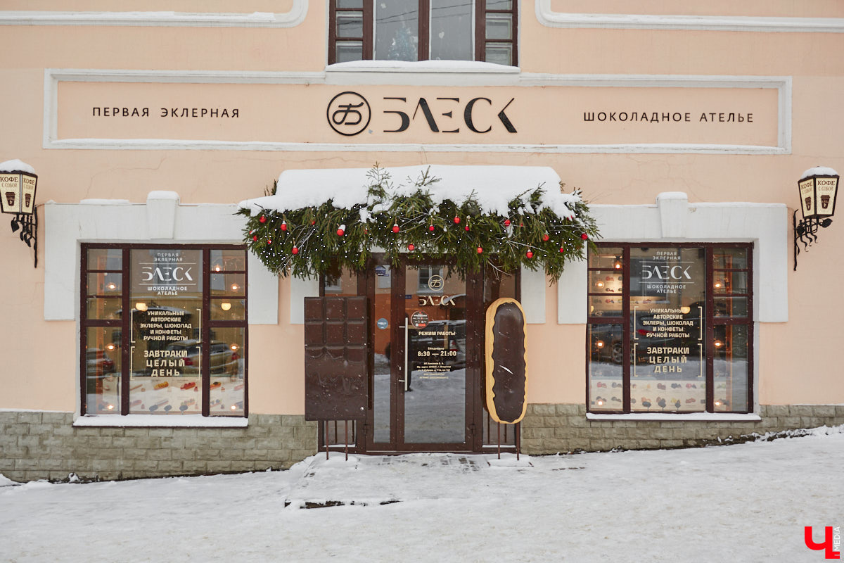 Классические десерты уступают место кулинарным шедеврам с более изысканными вкусовыми сочетаниями и ярким визуалом. Даже обычные эклеры можно превратить в чистую эстетику, в чем «Ключ-Медиа» убедился лично, заодно утвердившись во мнении, что у некоторых витрин можно простоять часами.