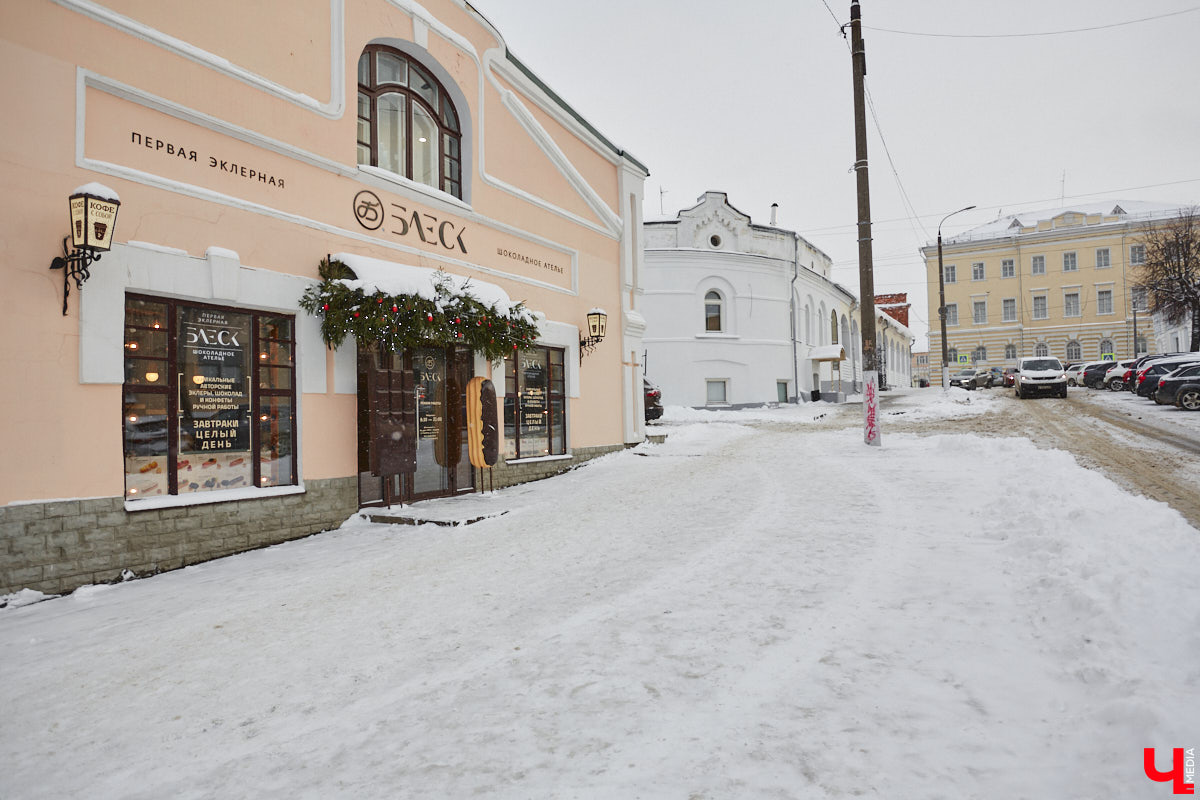Классические десерты уступают место кулинарным шедеврам с более изысканными вкусовыми сочетаниями и ярким визуалом. Даже обычные эклеры можно превратить в чистую эстетику, в чем «Ключ-Медиа» убедился лично, заодно утвердившись во мнении, что у некоторых витрин можно простоять часами.