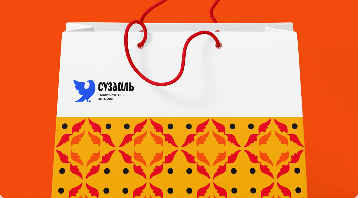 Студия известного дизайнера бесплатно разработала айдентику старинного города, который будут использовать как во время празднования тысячелетия «музея под открытым небом» в следующем году, так и после него. Презентовал и пояснил ее тайные смыслы лично именитый предприниматель.