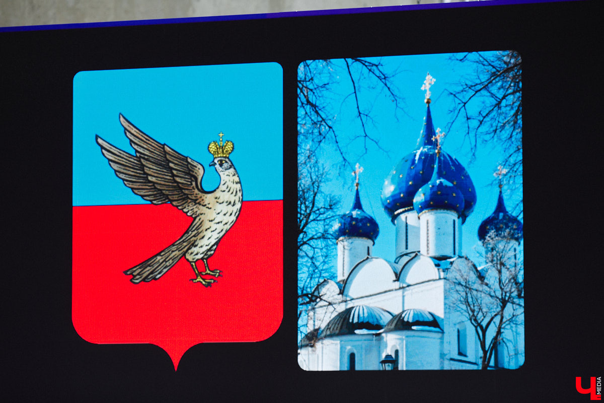 Студия известного дизайнера бесплатно разработала айдентику старинного города, который будут использовать как во время празднования тысячелетия «музея под открытым небом» в следующем году, так и после него. Презентовал и пояснил ее тайные смыслы лично именитый предприниматель.