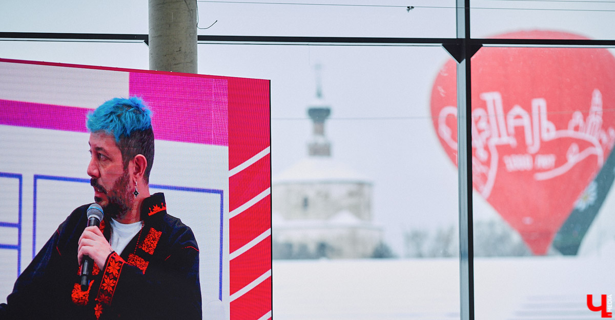 Студия известного дизайнера бесплатно разработала айдентику старинного города, который будут использовать как во время празднования тысячелетия «музея под открытым небом» в следующем году, так и после него. Презентовал и пояснил ее тайные смыслы лично именитый предприниматель.