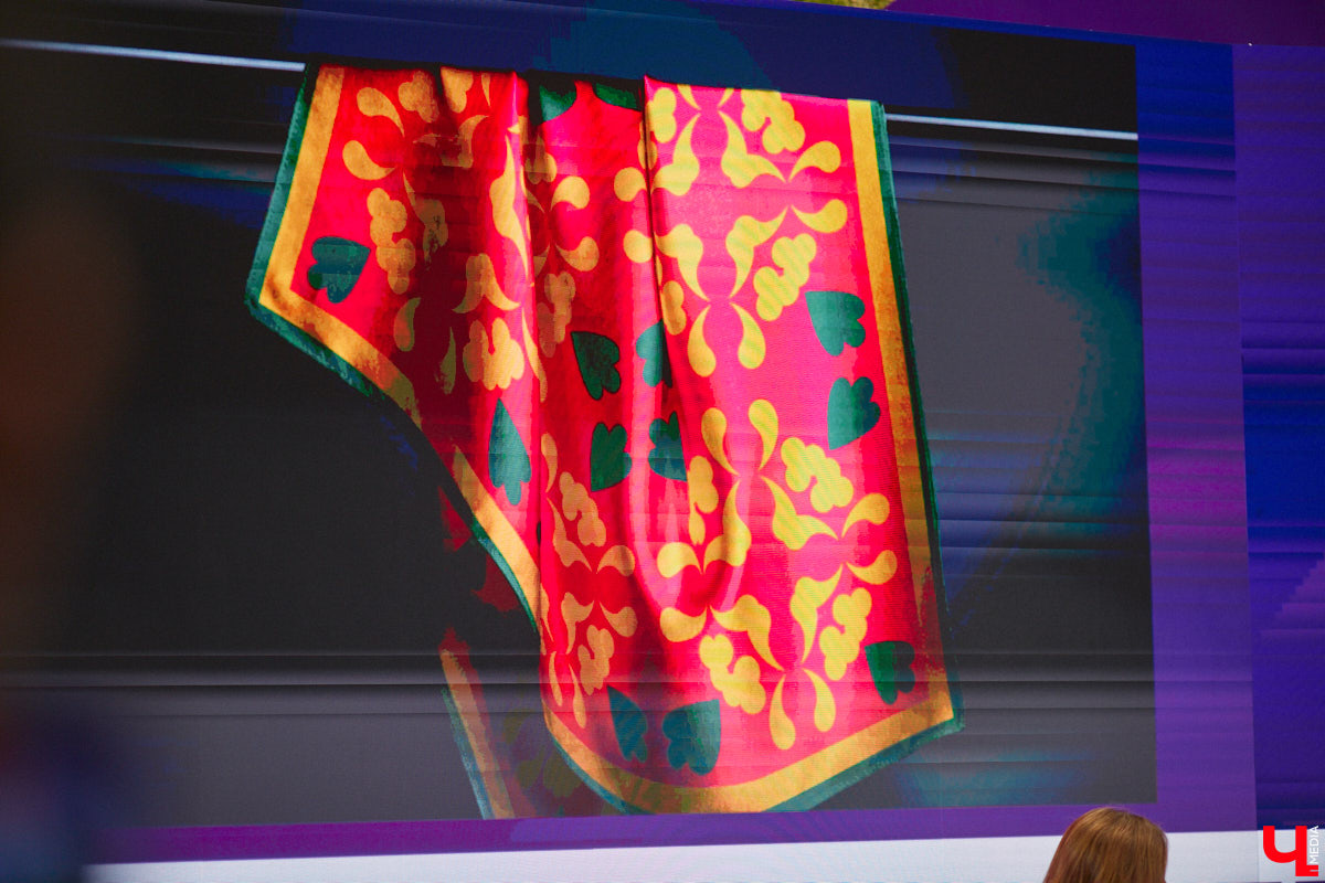 Студия известного дизайнера бесплатно разработала айдентику старинного города, который будут использовать как во время празднования тысячелетия «музея под открытым небом» в следующем году, так и после него. Презентовал и пояснил ее тайные смыслы лично именитый предприниматель.