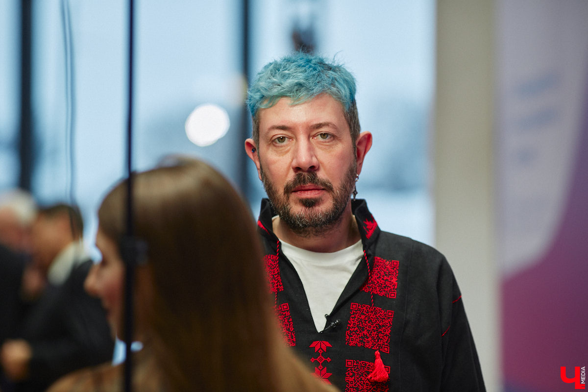 Студия известного дизайнера бесплатно разработала айдентику старинного города, который будут использовать как во время празднования тысячелетия «музея под открытым небом» в следующем году, так и после него. Презентовал и пояснил ее тайные смыслы лично именитый предприниматель.