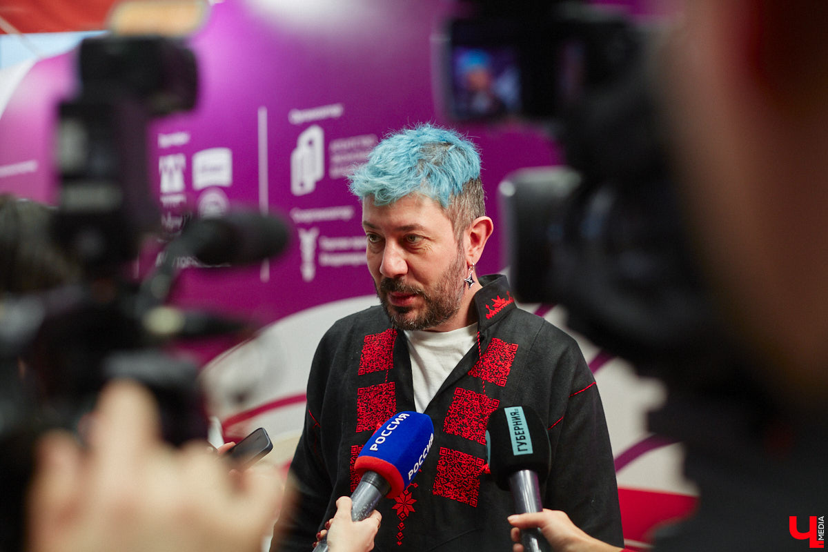 Студия известного дизайнера бесплатно разработала айдентику старинного города, который будут использовать как во время празднования тысячелетия «музея под открытым небом» в следующем году, так и после него. Презентовал и пояснил ее тайные смыслы лично именитый предприниматель.