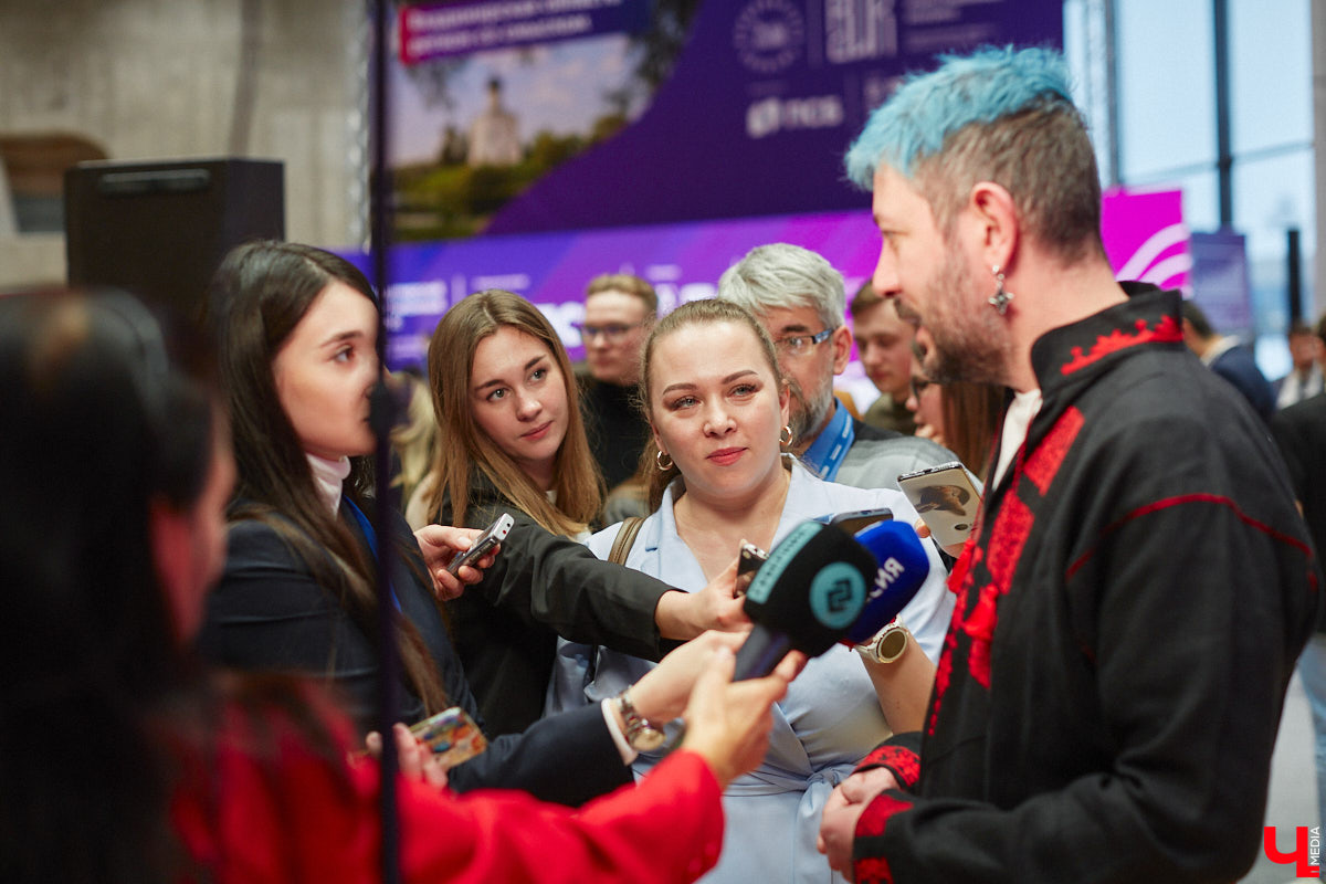 Студия известного дизайнера бесплатно разработала айдентику старинного города, который будут использовать как во время празднования тысячелетия «музея под открытым небом» в следующем году, так и после него. Презентовал и пояснил ее тайные смыслы лично именитый предприниматель.