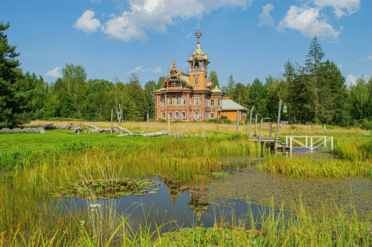 У фотографа из Владимира Кирилла Жукова собрана целая копилка ценных архитектурных находок со всей России. Резные терема, шикарные усадьбы известных людей, легендарные дома. О самых значимых объектах в коллекции путешественник поведал и нам.