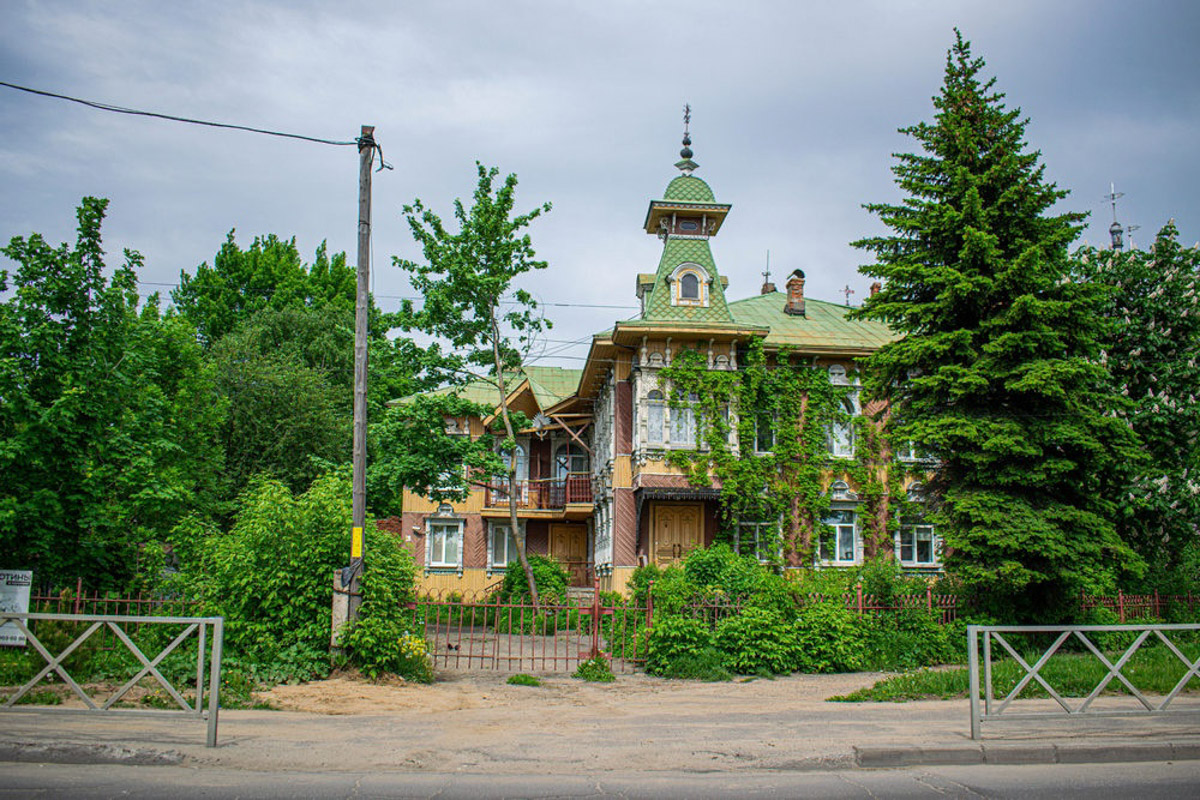 У фотографа из Владимира Кирилла Жукова собрана целая копилка ценных архитектурных находок со всей России. Резные терема, шикарные усадьбы известных людей, легендарные дома. О самых значимых объектах в коллекции путешественник поведал и нам.