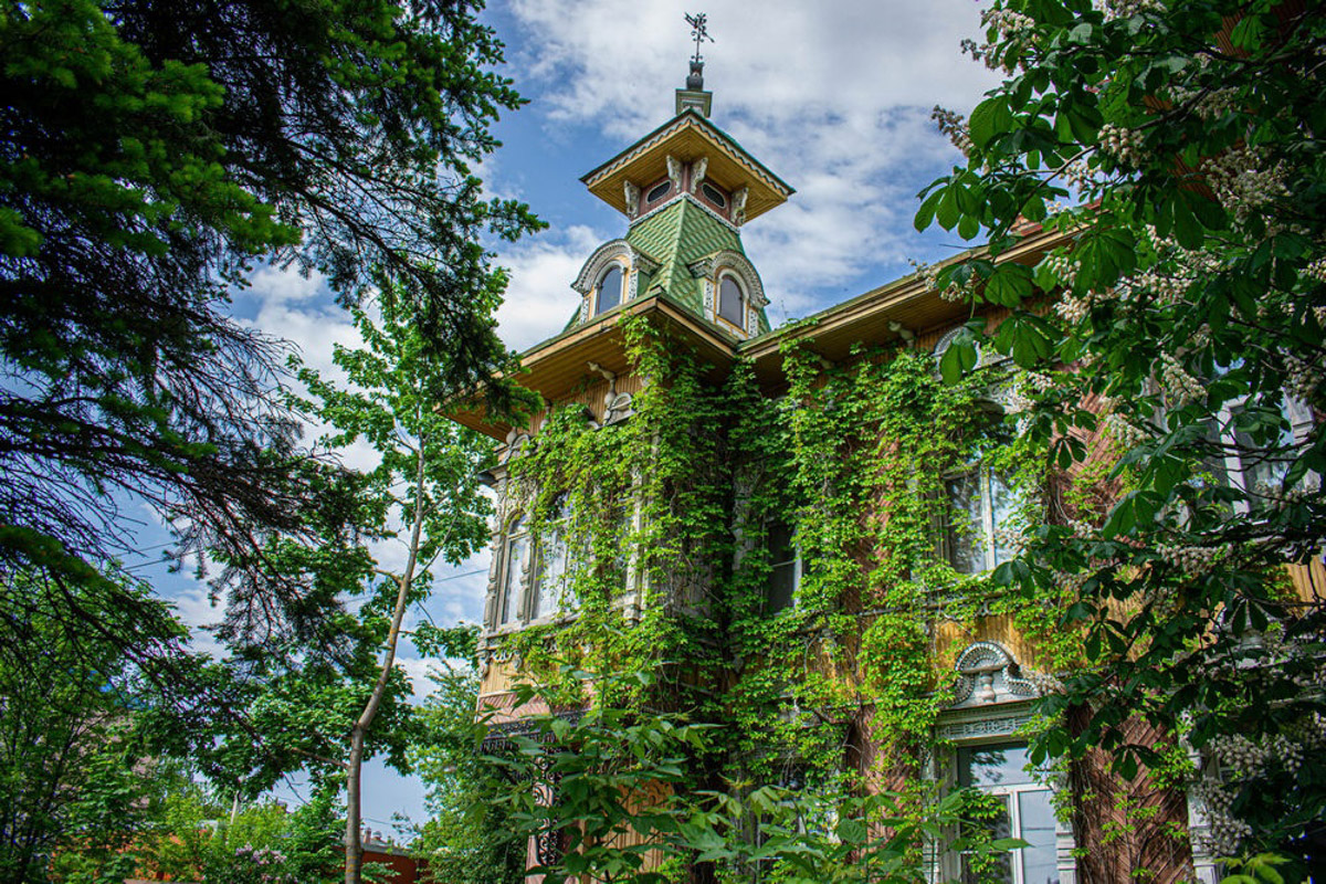 У фотографа из Владимира Кирилла Жукова собрана целая копилка ценных архитектурных находок со всей России. Резные терема, шикарные усадьбы известных людей, легендарные дома. О самых значимых объектах в коллекции путешественник поведал и нам.